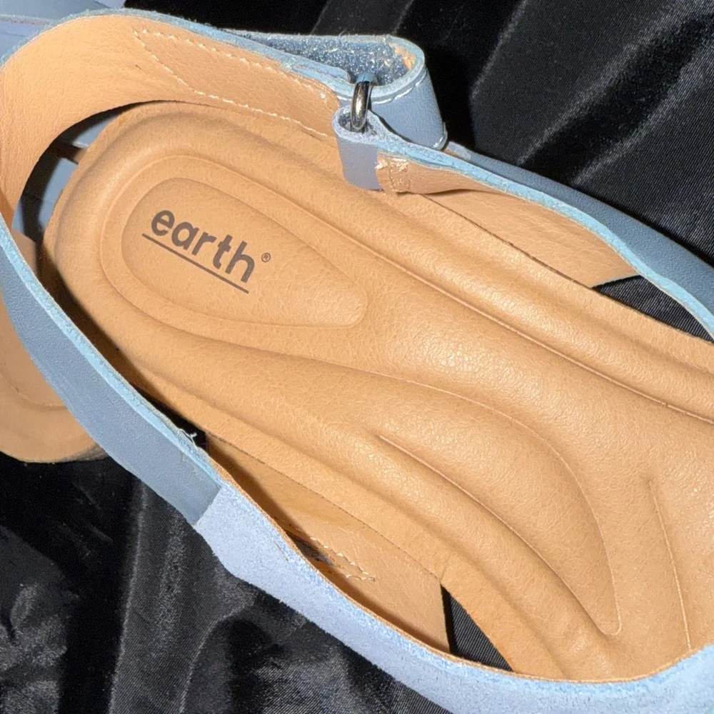 Hartie Round Toe Stacked wedge Heel Dress Sandals blue suede size 8.5 NWOT